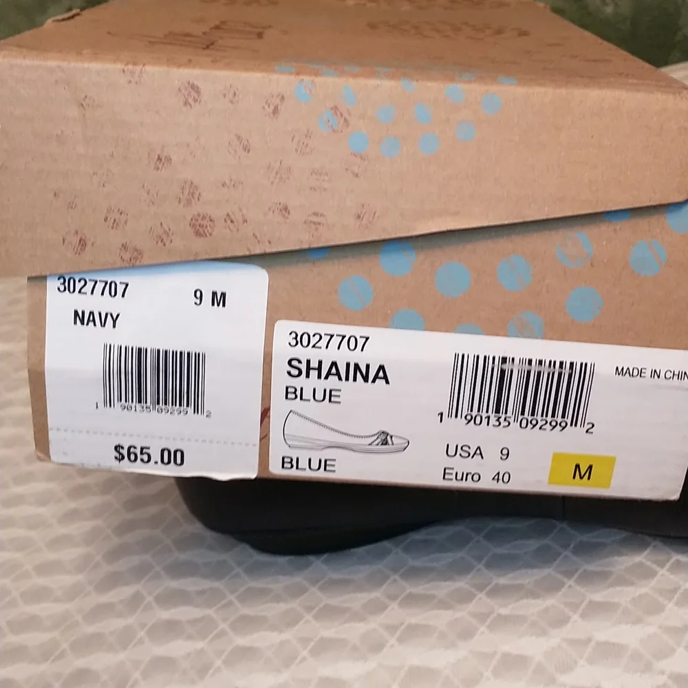 NWT & Box Eürosoft by Sofft Blue Shaina Slip On Flats Size 9 M Shoes Criss Cross - Picture 3 of 10